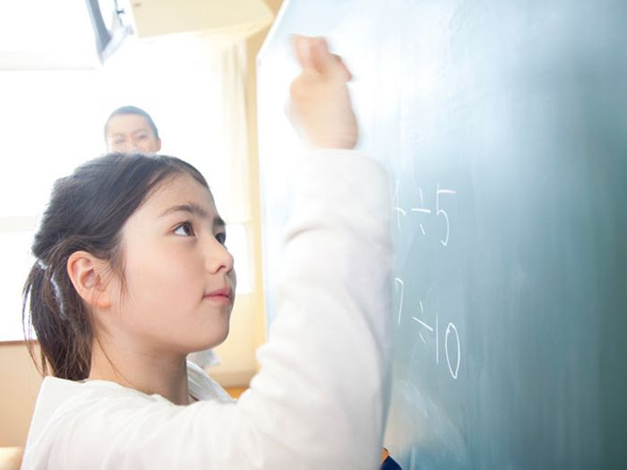 女子生徒とその隣に立っている女性教員が談笑している